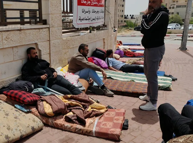 جرى فلسطينيون يواصلون احتجاجهم بسبب وقف مخصصاتهم.png
