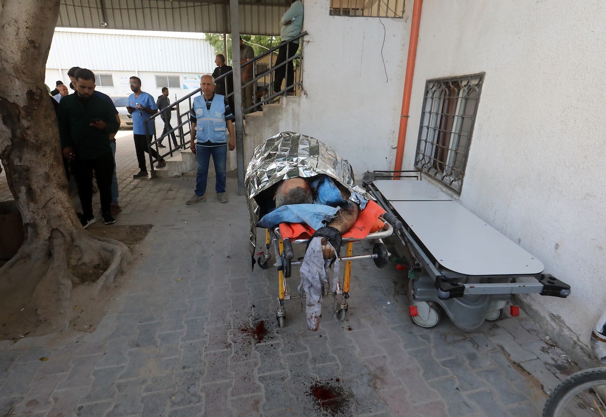 ينوح فلسطينيون على جثمان رجل في مستشفى الشفاء بمدينة غزة، في 9 أيار/ مايو 2026، بعد استشهاده إثر استهداف طائرة مسيرة إسرائيلية دراجة كهربائية كان يستقلها شمال المدينة، بحسب تقارير محلية. تصوير: بلال أسامة