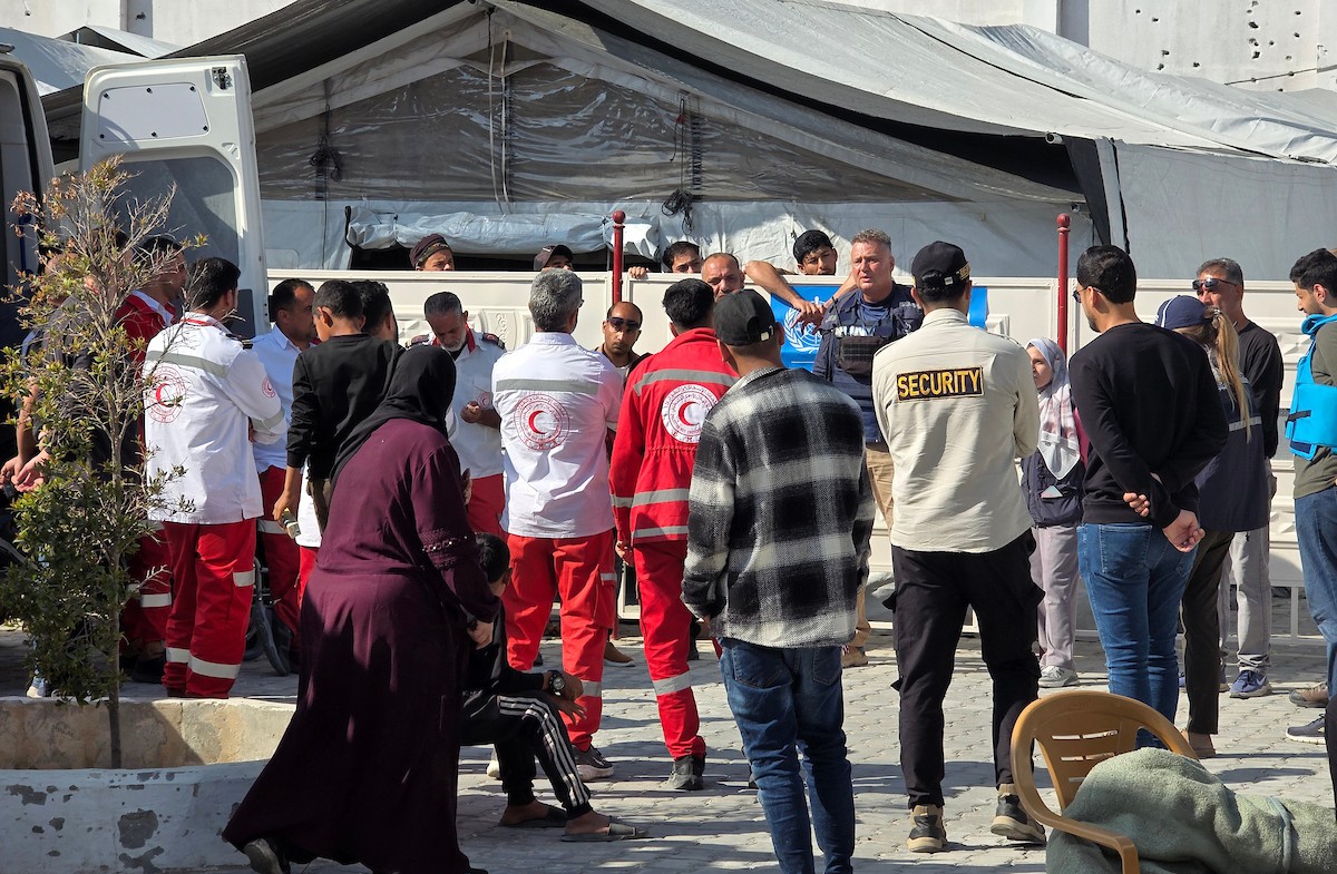 يغادر مرضى وجرحى فلسطينيون، برفقة عائلاتهم، مركزًا تابعًا للهلال الأحمر الفلسطيني في خان يونس، جنوب قطاع غزة، متجهين نحو معبر رفح في 30 أبريل/نيسان 2026.(طارق محمد)