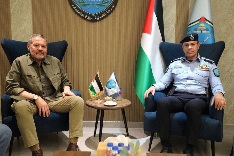 ياسر عباس يلتقي قائد الشرطة الفلسطينية العميد علّام السقا في رام الله، 26 نيسان 2026.jpg