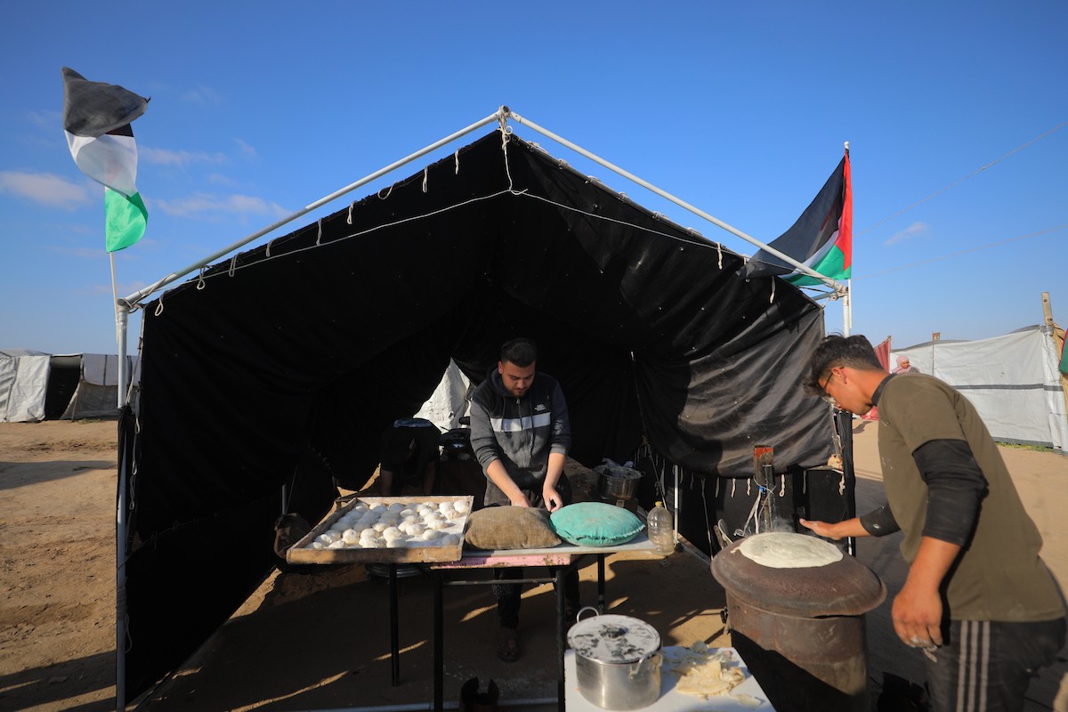 شارك فلسطينيون نازحون في فعالية شعبية بمناسبة عيد العمال العالمي داخل مركز إيواء في مخيم المغازي وسط قطاع غزة، في الأول من مايو/أيار 2026.( تصوير: حسن الجديدي)
