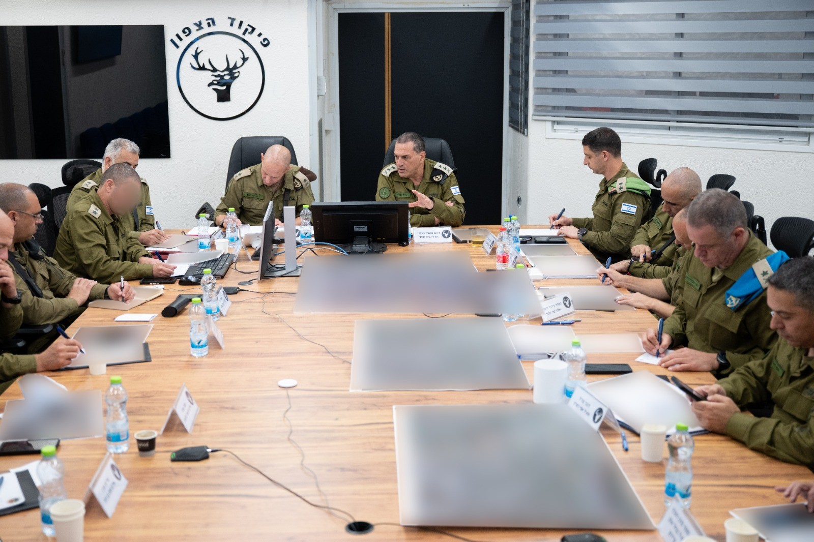 أجرى رئيس الأركان، الجنرال أيال زامير تقييمًا للوضع ومصادقة على الخطط لمواصلة القتال في القيادة الشمالية،.jpeg