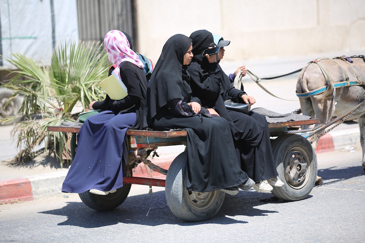 في العاشر من مايو/أيار 2026، وقف فلسطينيون على جانب أحد شوارع مخيم النصيرات للاجئين وسط قطاع غزة، بانتظار وسيلة نقل تقلّهم إلى وجهاتهم، في مشهد يومي يلخّص جانبًا من معاناة السكان تحت وطأة أزمة الوقود وارتفاع تكاليف المواصلات.(الصورة: حسن الجديدي)