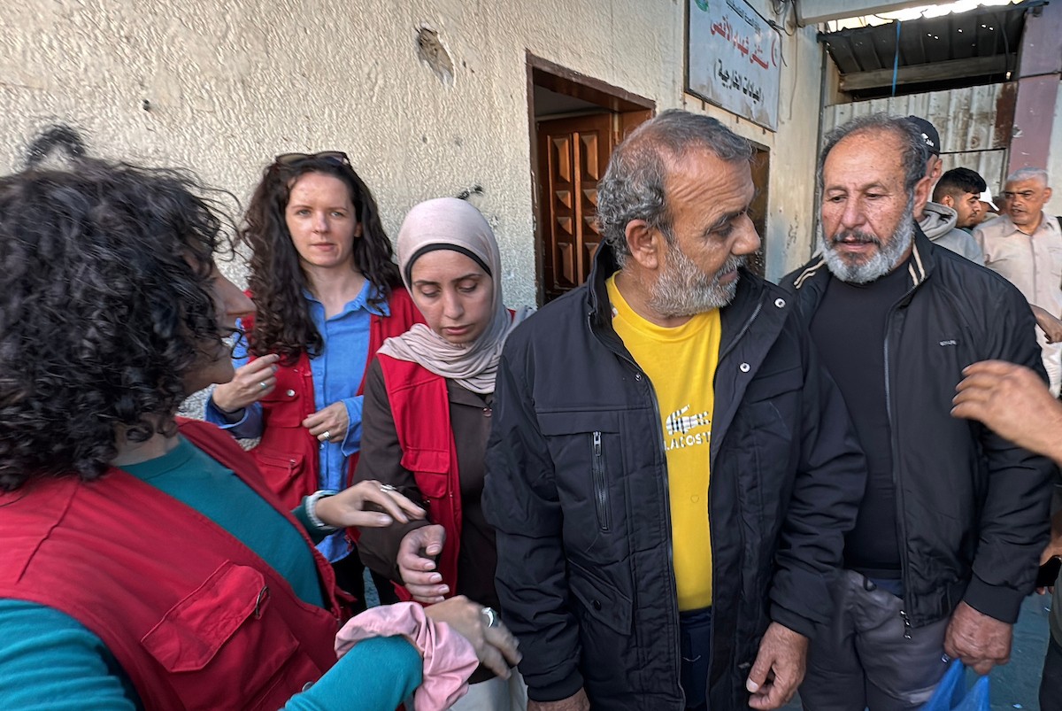 وصل خمسة أسرى فلسطينيين مُفرج عنهم إلى مستشفى شهداء الأقصى في دير البلح وسط قطاع غزة، 11 مايو/أيار 2026، على متن سيارات تابعة للجنة الدولية للصليب الأحمر، بعد أن أطلق الجيش الإسرائيلي سراحهم. (صورة: أحمد إبراهيم)