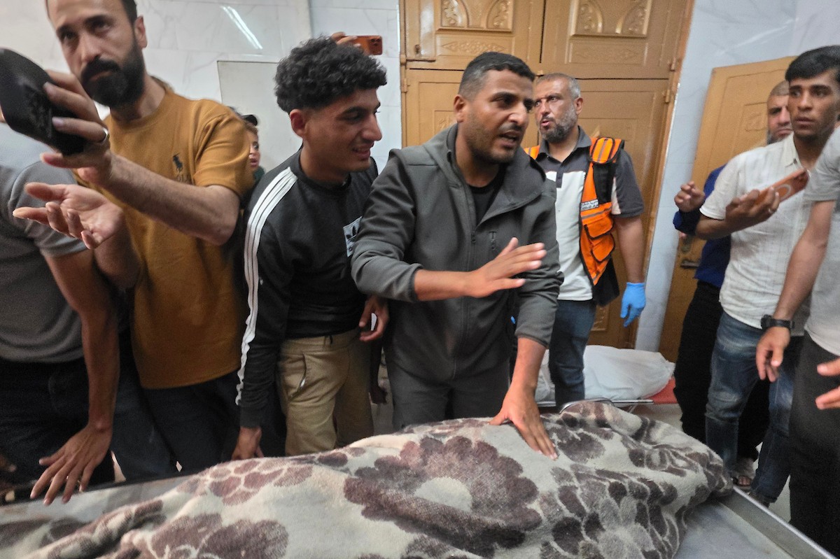 مسعفون ومدنيون ينقلون جثمان شهيد وجرحى، بينهم أطفال، إلى مجمع ناصر الطبي في خان يونس، عقب غارة إسرائيلية على منطقة المواصي، 17 أيار/ مايو 2026.تصوير: طارق محمد