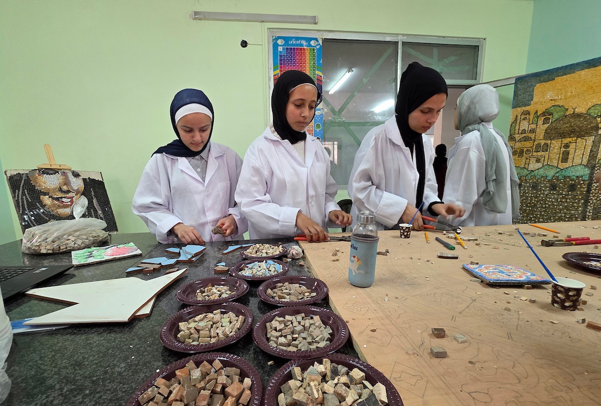 فلسطينيون يشاركون في ختام مهرجان الأيام الثقافية في خان يونس، حيث عُرضت قصص وفنون مستوحاة من تجارب الأطفال النازحين في قطاع غزة، 17 أيار/ مايو 2026. تصوير: طارق محمد