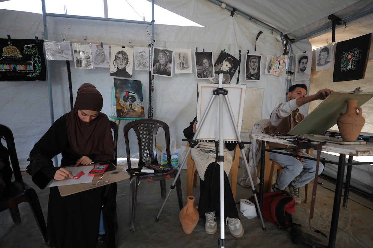 شارك فلسطينيون نازحون في فعالية شعبية بمناسبة عيد العمال العالمي داخل مركز إيواء في مخيم المغازي وسط قطاع غزة، في الأول من مايو/أيار 2026.( تصوير: حسن الجديدي)