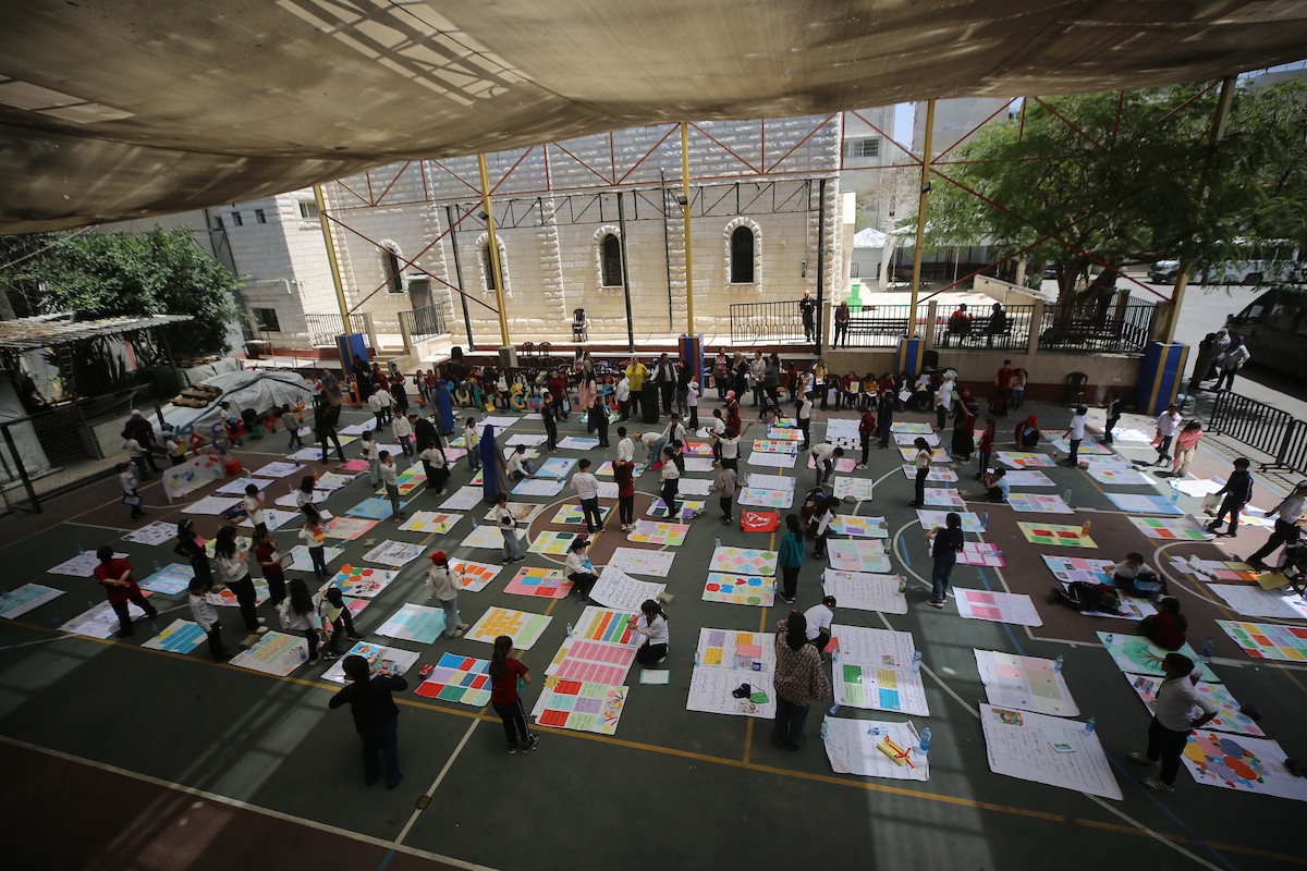شارك أطفال فلسطينيون مسلمون ومسيحيون في معرض قراءة داخل كنيسة العائلة المقدسة الكاثوليكية في حي الزيتون بمدينة غزة في 11 مايو/أيار 2026،(صورة: عمر أشتوي)