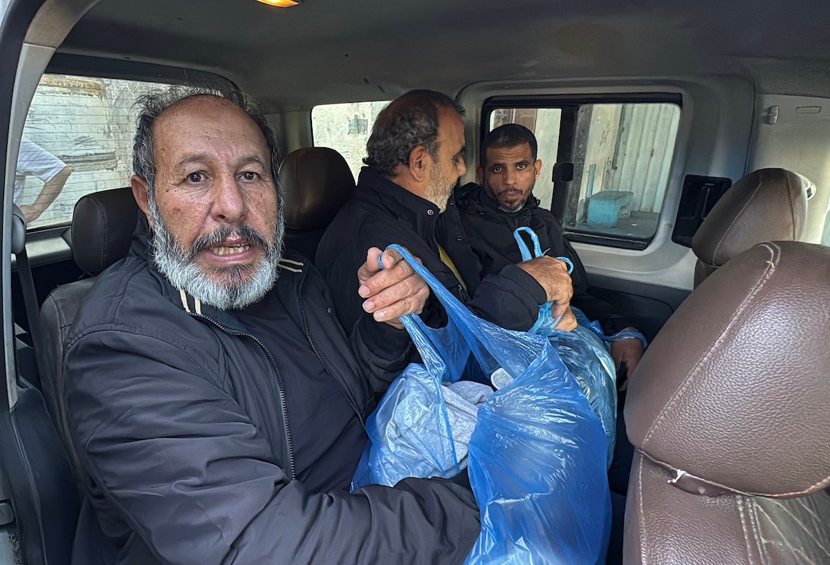وصل خمسة أسرى فلسطينيين مُفرج عنهم إلى مستشفى شهداء الأقصى في دير البلح وسط قطاع غزة، 11 مايو/أيار 2026، على متن سيارات تابعة للجنة الدولية للصليب الأحمر، بعد أن أطلق الجيش الإسرائيلي سراحهم. (صورة: أحمد إبراهيم)