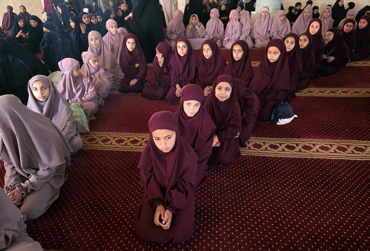 فتيات وشابات فلسطينيات يحضرن جلسة تلاوة للقرآن الكريم في مركز ديني بخان يونس، جنوب قطاع غزة، في 4 مايو/أيار 2026، بعد انقطاع طويل بسبب الحرب الدائرة (صورة: طارق محمد)