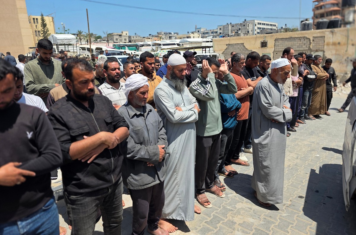 فلسطينيون ينعون جثمان الشهيد رأفت بريكة، 42 عامًا، الذي استشهد بنيران الجيش الإسرائيلي أثناء رعيه الأغنام قرب “الخط الأصفر” جنوب قطاع غزة، في 22 أيار/مايو 2026. تصوير: طارق محمد.