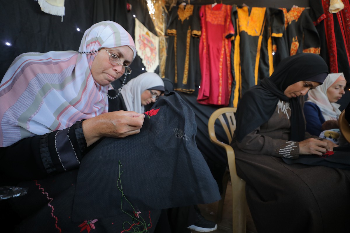 شارك فلسطينيون نازحون في فعالية شعبية بمناسبة عيد العمال العالمي داخل مركز إيواء في مخيم المغازي وسط قطاع غزة، في الأول من مايو/أيار 2026.( تصوير: حسن الجديدي)