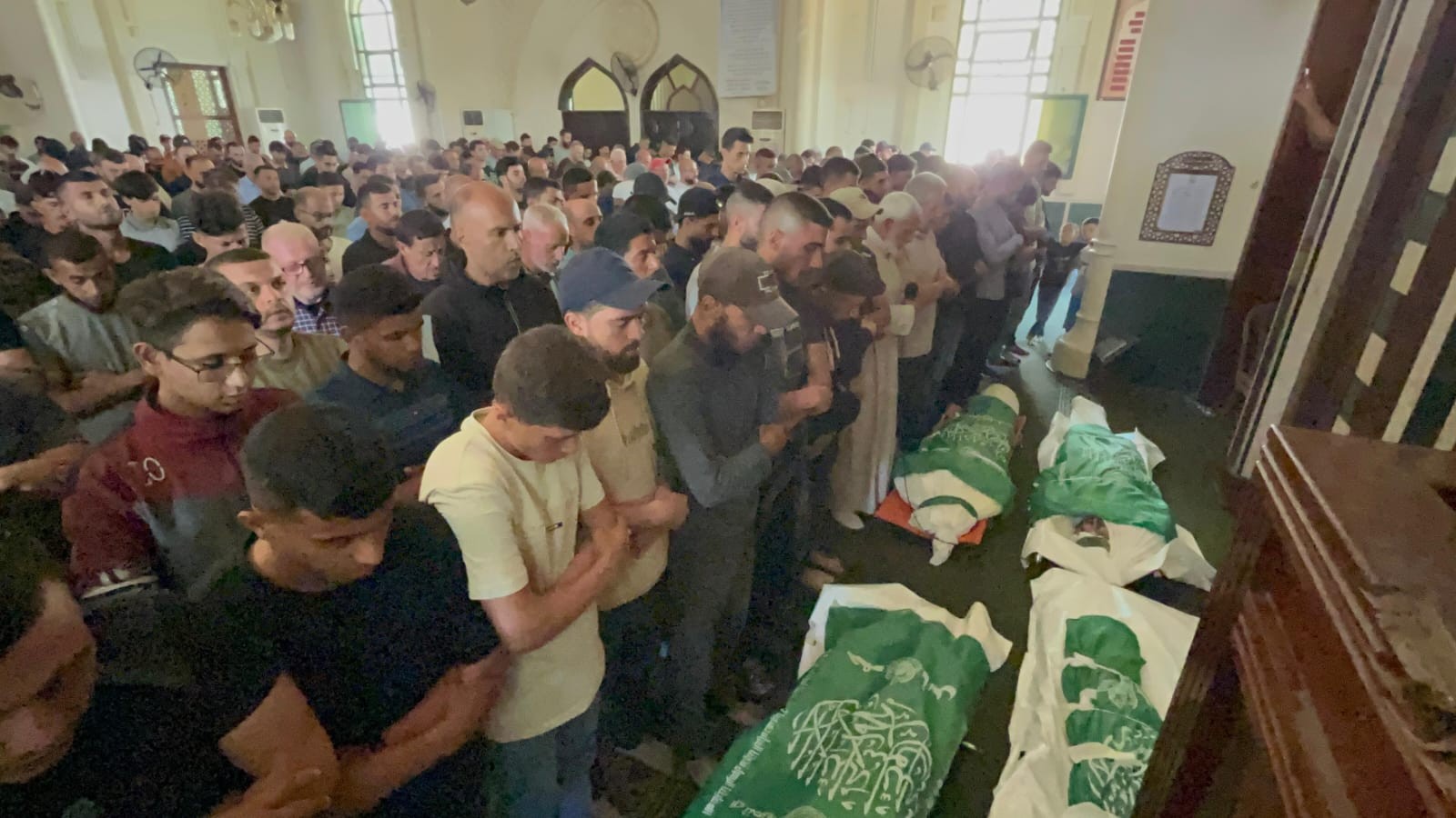 جماهير غفيرة تشيع الشهيد القائد محمد عودة وعائلته في مدينة غزة 1.jpg