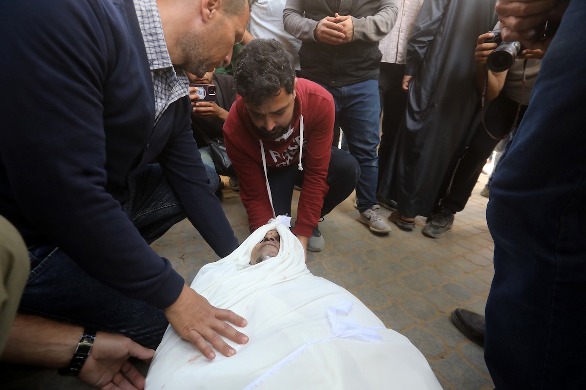 مشيعون يؤدون صلاة الجنازة على فلسطينيين استشهدوا في غارة إسرائيلية، وفق مسعفين، داخل مستشفى الشفاء بمدينة غزة، يوم السبت 16 مايو/أيار 2026. تصوير: بلال أسامة