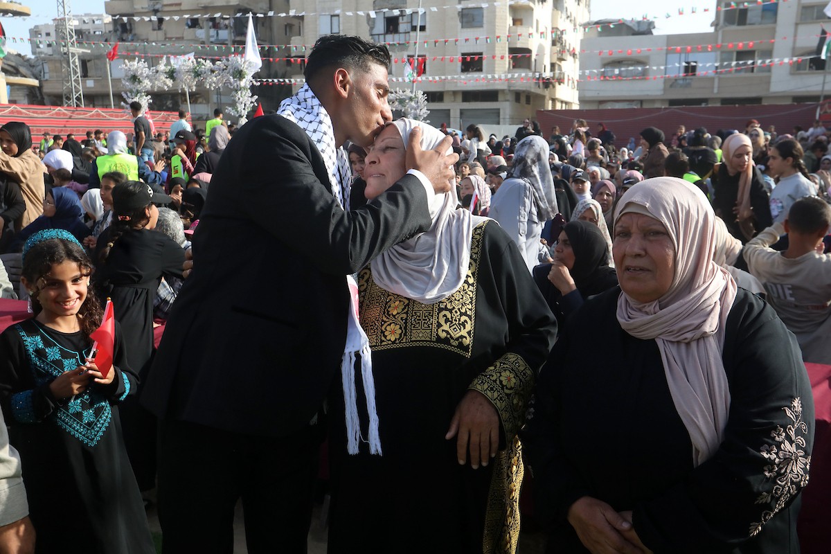 شارك فلسطينيون في مدينة غزة في حفل زفاف جماعي للعرائس والعرسان، نظمته مؤسسة الإغاثة الإنسانية التركية IHH ، 11 مايو/أيار 2026، ضمن مبادرة إنسانية لدعم 50 عريسًا من أبناء الفلسطينيين الذين استشهدوا خلال الحرب.(صورة: بلال أسامة)