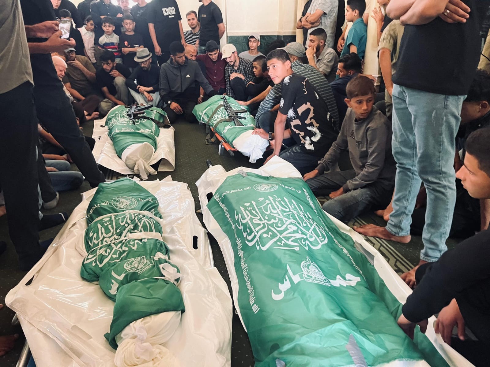 جماهير غفيرة تشيع الشهيد القائد محمد عودة وعائلته في مدينة غزة 1111.jpg