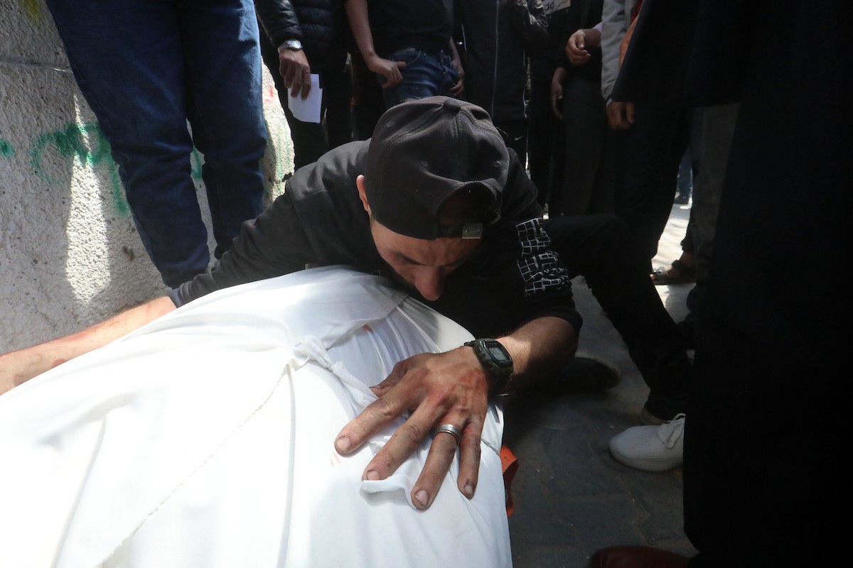 ودّع المشيّعون جثماني فلسطينيين اثنين استشهدا في غارة إسرائيلية استهدفت نقطة مراقبة تابعة للشرطة الفلسطينية في مدينة غزة في 7 مايو/أيار 2026. صورة: بلال أسامة