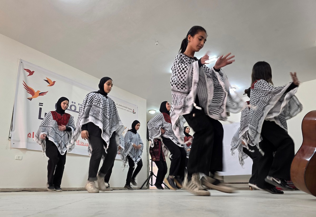 فلسطينيون يشاركون في ختام مهرجان الأيام الثقافية في خان يونس، حيث عُرضت قصص وفنون مستوحاة من تجارب الأطفال النازحين في قطاع غزة، 17 أيار/ مايو 2026. تصوير: طارق محمد