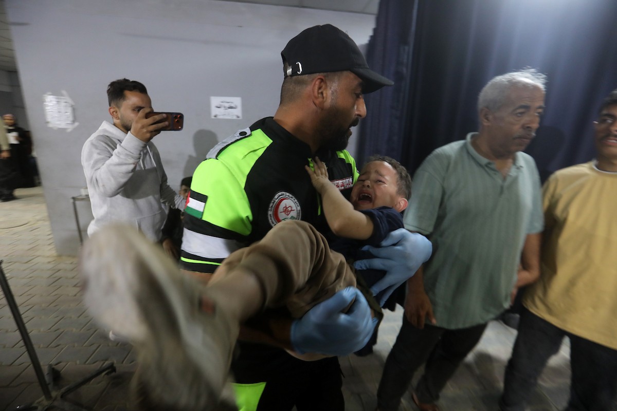 فلسطينيون ينقلون جرحى وشهداء إلى مستشفى الشفاء عقب غارة جوية إسرائيلية استهدفت مبنى سكنياً في حي الرمال بمدينة غزة، في 15 مايو/أيار 2026. وأسفرت الغارة عن سقوط ضحايا، بحسب معلومات محلية.  صورة: بلال أسامة