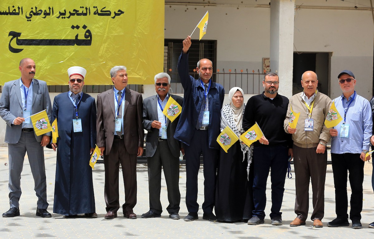 فلسطينيون يحضرون افتتاح المؤتمر الثامن لحركة التحرير الوطني الفلسطيني “فتح” في مدينة غزة، في 14 أيار/مايو 2026، وسط ترتيبات لانتخاب اللجنة المركزية والمجلس الثوري وتجديد هياكل قيادة الحركة. تصوير: بلال أسامة.
