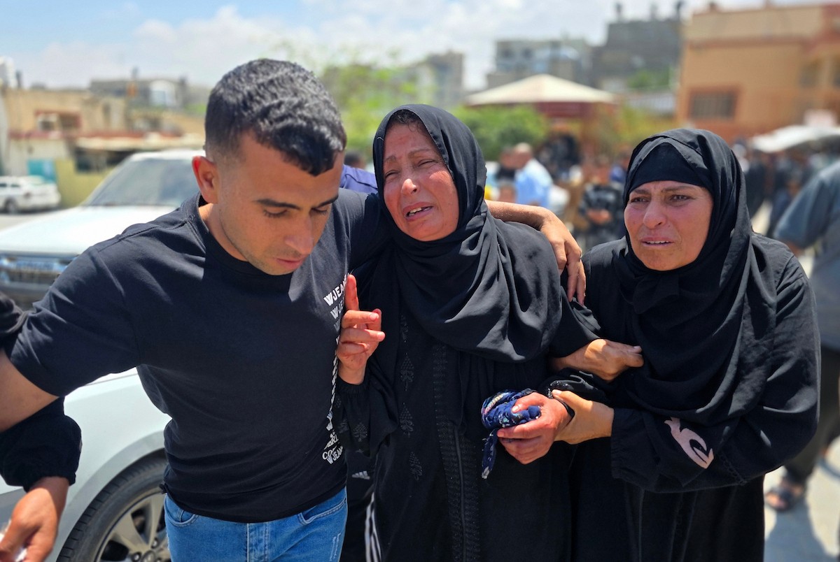 فلسطينيون ينعون جثمان الشهيد رأفت بريكة، 42 عامًا، الذي استشهد بنيران الجيش الإسرائيلي أثناء رعيه الأغنام قرب “الخط الأصفر” جنوب قطاع غزة، في 22 أيار/مايو 2026. تصوير: طارق محمد.