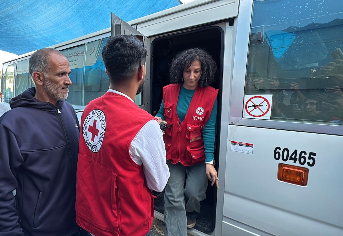 وصل خمسة أسرى فلسطينيين مُفرج عنهم إلى مستشفى شهداء الأقصى في دير البلح وسط قطاع غزة، 11 مايو/أيار 2026، على متن سيارات تابعة للجنة الدولية للصليب الأحمر، بعد أن أطلق الجيش الإسرائيلي سراحهم. (صورة: أحمد إبراهيم)