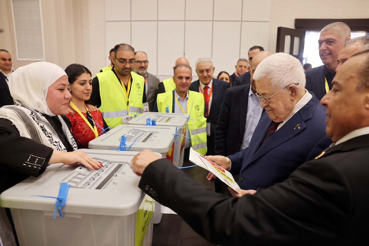 الرئيس الفلسطيني محمود عباس يدلي بصوته خلال انتخابات اللجنة المركزية والمجلس الثوري في المؤتمر الثامن لحركة فتح، في رام الله بالضفة الغربية المحتلة، يوم السبت 16 مايو/أيار 2026. تصوير: ثائر غنايم