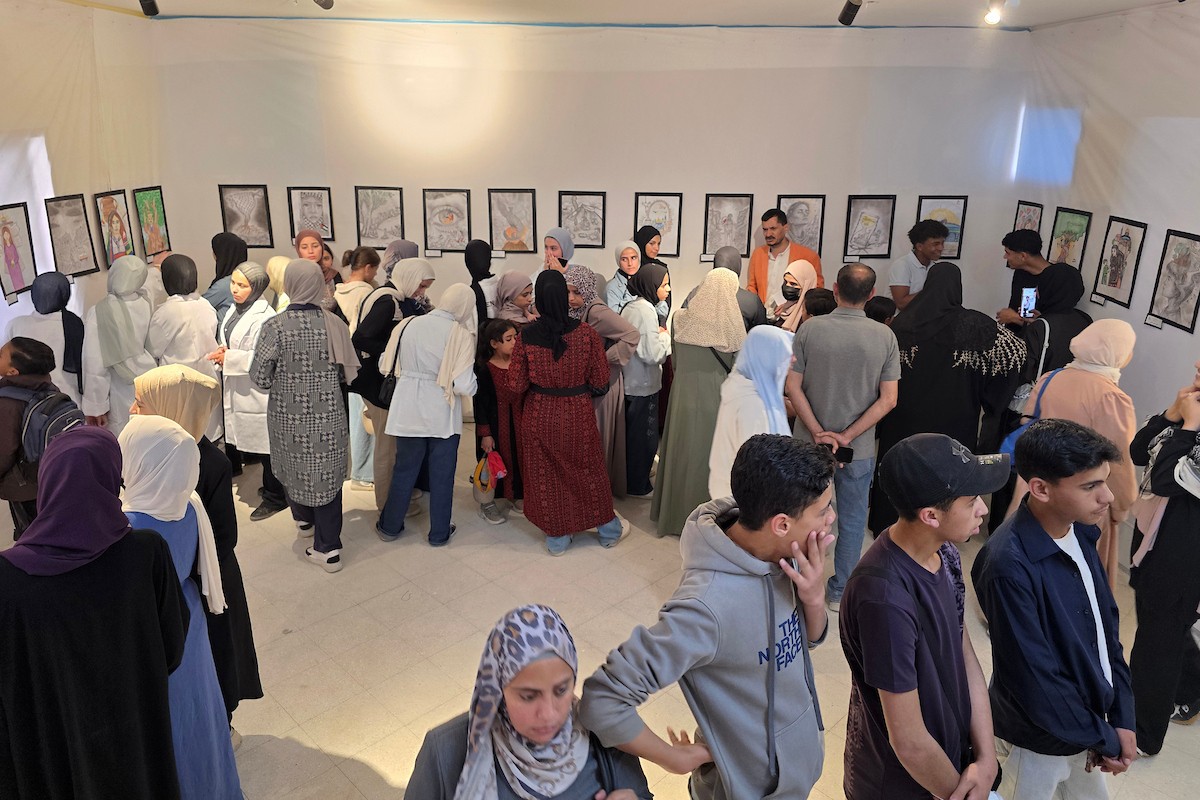 فلسطينيون يشاركون في ختام مهرجان الأيام الثقافية في خان يونس، حيث عُرضت قصص وفنون مستوحاة من تجارب الأطفال النازحين في قطاع غزة، 17 أيار/ مايو 2026. تصوير: طارق محمد