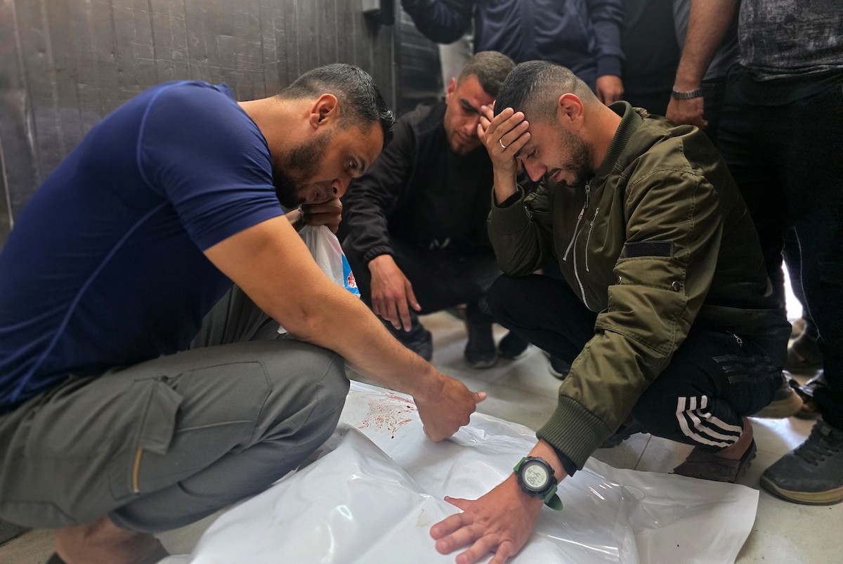 فلسطينيون يشاركون في جنازة العقيد في الشرطة نسيم الكلازاني، الذي استشهد في غارة إسرائيلية استهدفت سيارته في خان يونس، جنوب قطاع غزة، في 6 مايو/أيار 2026.تصوير: طارق محمد