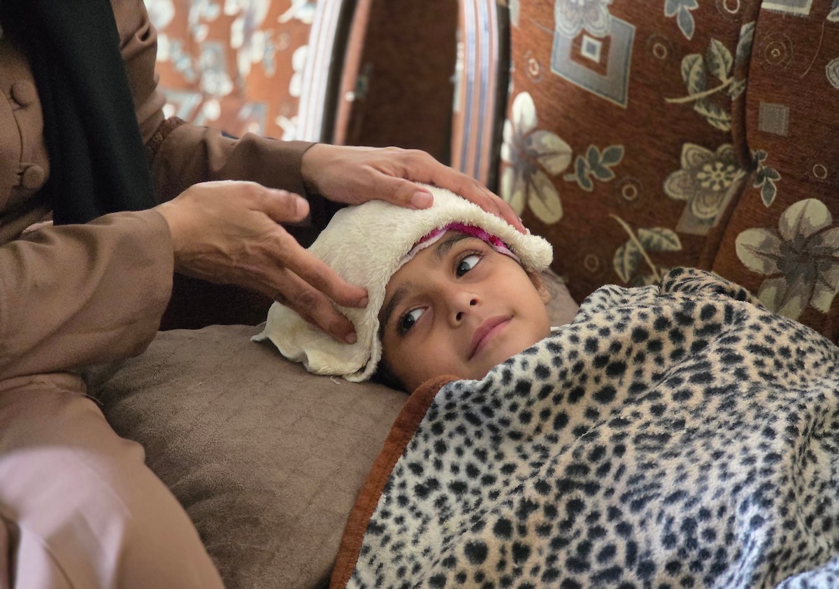 الطفلة الفلسطينية رفيف أبو سيدو (5 سنوات) تعاني التهابات حادة في المثانة واختلال في وظائف الكلى، بينما تنتظر الحصول على تشخيص طبي دقيق داخل أحد مستشفيات جنوب قطاع غزة، في ظل تدهور المنظومة الصحية ونقص الأجهزة والمستلزمات الطبية.تصوير صورة: طارق محمد