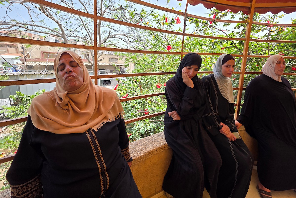 فلسطينيون يودّعون جثمان الشهيد أحمد أبو مصطفى في مجمع ناصر الطبي بخان يونس، بعد استشهاده في غارة إسرائيلية على وسط المدينة، 17 أيار/ مايو 2026. تصوير: طارق محمد