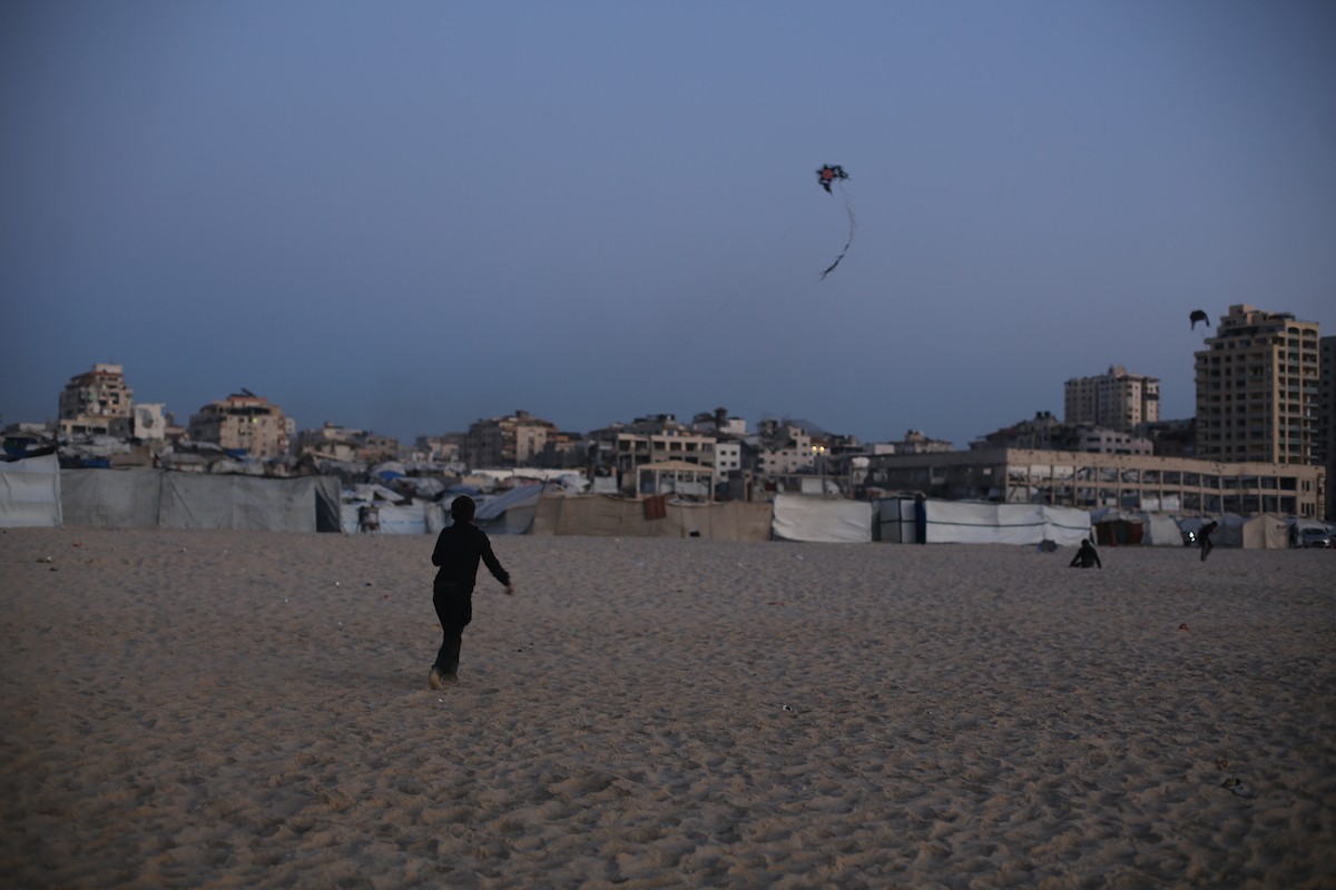 يقضي الفلسطينيون النازحون وقتهم على شاطئ غرب مدينة غزة، في الأول من مايو/أيار 2026، بحثًا عن متنفس من ظروف معيشية قاسية. يلجأ السكان إلى البحر كمتنفس من ضغوط الحياة اليومية(صورة: عمر أشتوي)