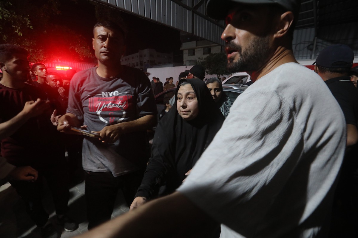 فلسطينيون ينقلون جرحى وشهداء إلى مستشفى الشفاء عقب غارة جوية إسرائيلية استهدفت مبنى سكنياً في حي الرمال بمدينة غزة، في 15 مايو/أيار 2026. وأسفرت الغارة عن سقوط ضحايا، بحسب معلومات محلية.  صورة: بلال أسامة