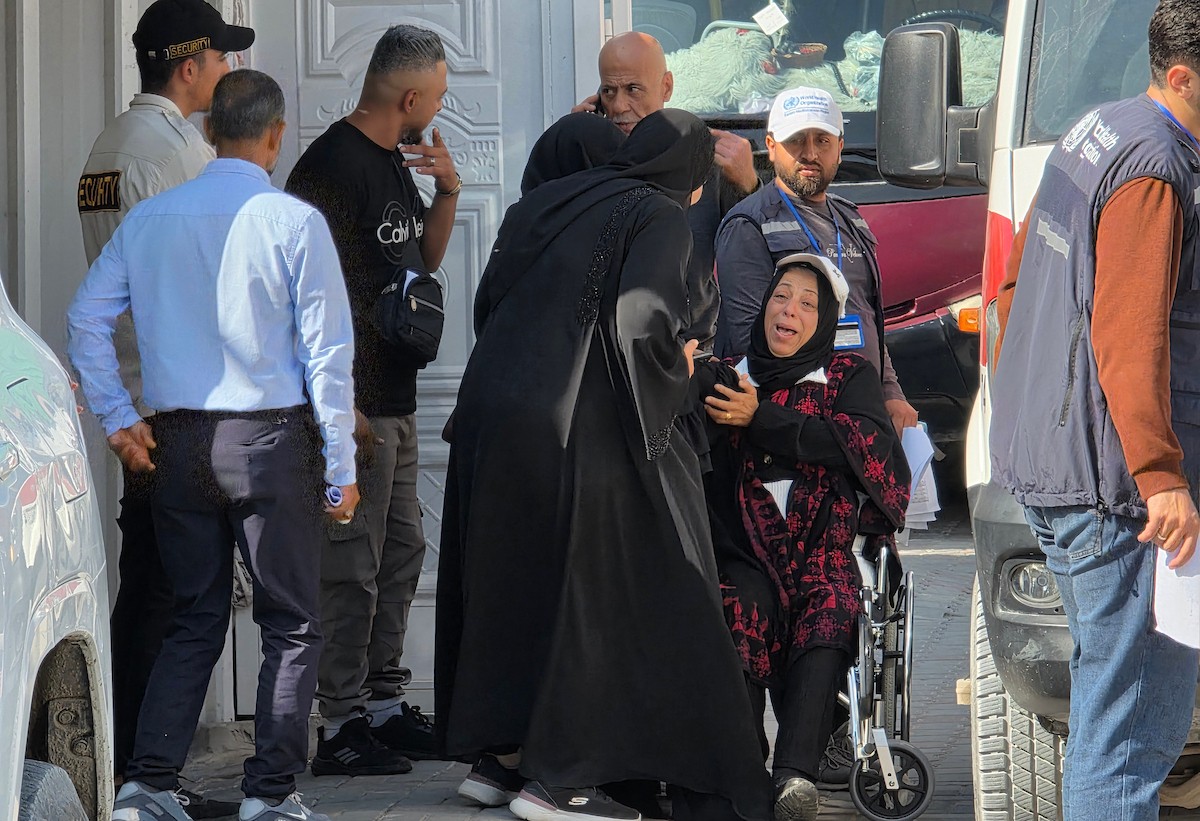 يغادر مرضى وجرحى فلسطينيون، برفقة ذويهم، مقر الهلال الأحمر الفلسطيني في خان يونس جنوب قطاع غزة في 10 مايو/أيار 2026، متجهين نحو معبر رفح لتلقي العلاج في الخارج. (صورة: طارق )