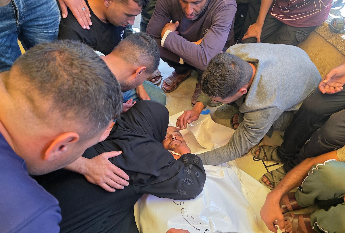 فلسطينيون ينعون جثمان الشهيد رأفت بريكة، 42 عامًا، الذي استشهد بنيران الجيش الإسرائيلي أثناء رعيه الأغنام قرب “الخط الأصفر” جنوب قطاع غزة، في 22 أيار/مايو 2026. تصوير: طارق محمد.