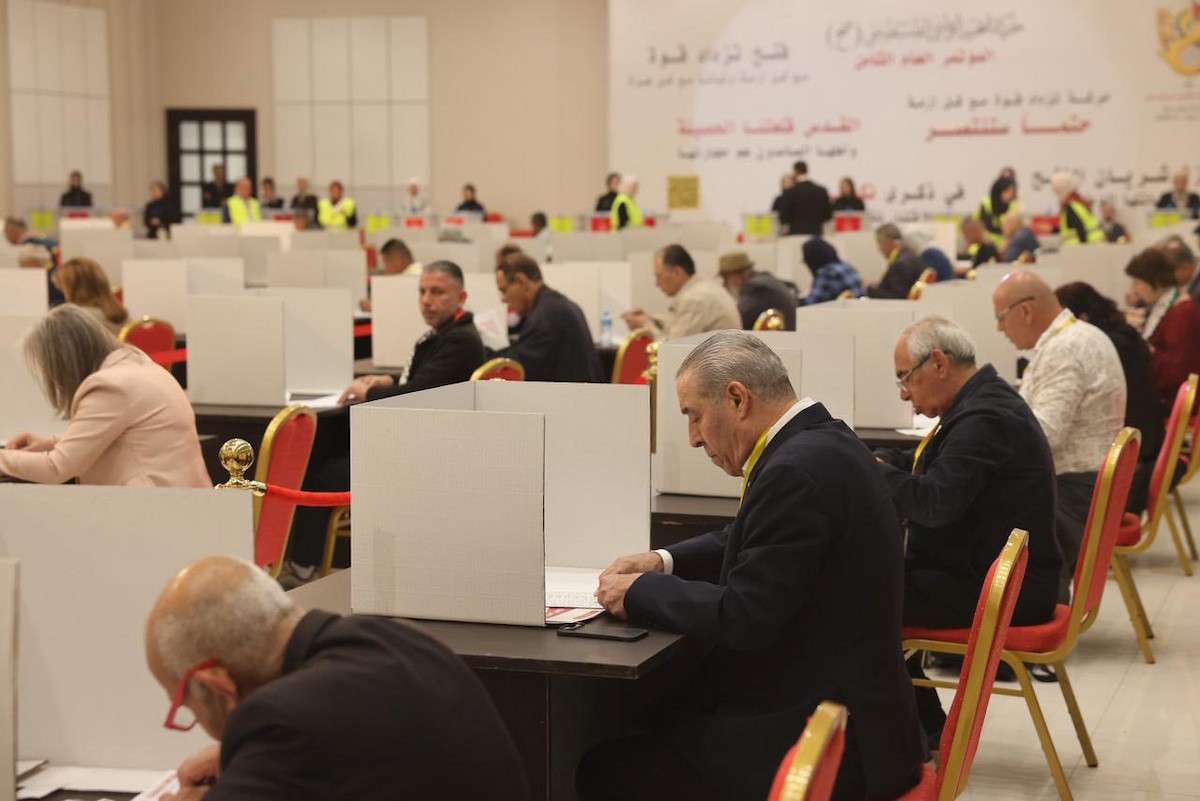 حسين الشيخ، نائب الرئيس الفلسطيني، يشارك في التصويت خلال انتخابات اللجنة المركزية والمجلس الثوري لحركة فتح في رام الله، ضمن أعمال المؤتمر الثامن للحركة، 16 مايو/أيار 2026. صورة من مكتب حسين الشيخ