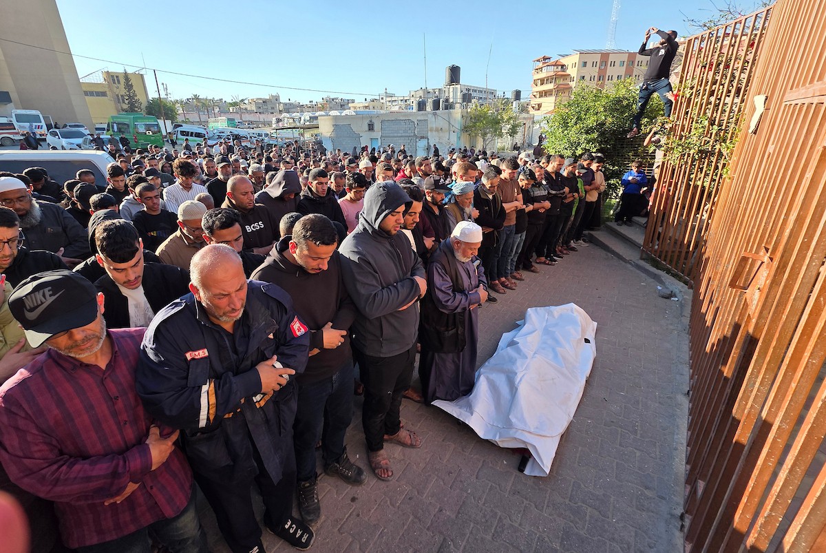 فلسطينيون يشاركون في جنازة العقيد في الشرطة نسيم الكلازاني، الذي استشهد في غارة إسرائيلية استهدفت سيارته في خان يونس، جنوب قطاع غزة، في 6 مايو/أيار 2026.تصوير: طارق محمد