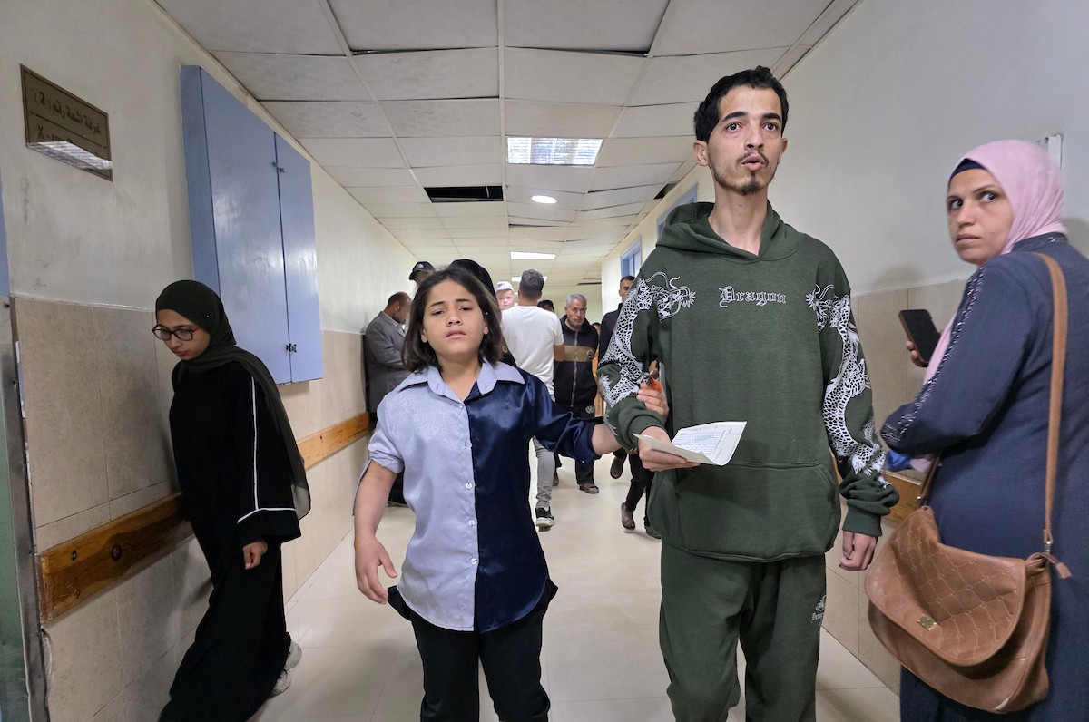 نقل مسعفون فلسطينيون ومدنيون جثمان شهيد وعددًا من الجرحى إلى مجمع ناصر الطبي في مدينة خان يونس جنوب قطاع غزة، عقب غارة إسرائيلية أسفرت عن استشهاد مواطن وإصابة آخرين، 17 أيار/ مايو 2026.تصوير: طارق محمد