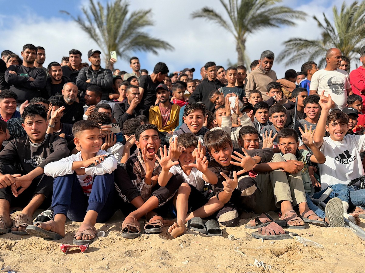 بطولة لكرة القدم نُظمت على ملعب مؤقت بين الخيام بمنطقة المواصي في خان يونس، جنوب قطاع غزة، في 8 أيار/ مايو 2026، بهدف رفع المعنويات رغم الظروف المعيشية القاسية وسط استمرار الأزمة الإنسانية.(تصوير: محمد سلامة)