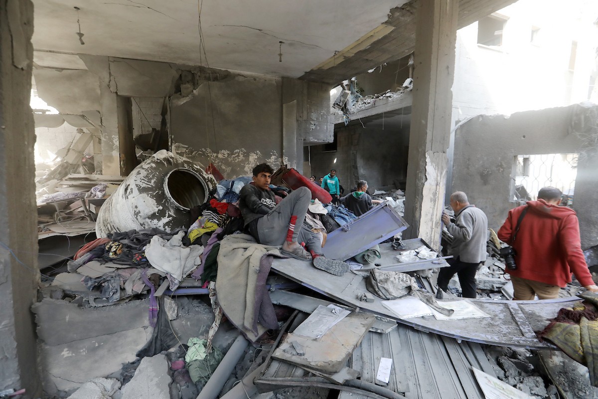 يتفقد فلسطينيون المباني المتضررة عقب غارة جوية إسرائيلية على مخيم الشاطئ للاجئين غرب مدينة غزة، في 9 أيار/ مايو 2026. وعادت عائلات فلسطينية إلى موقع الانفجار للبحث بين الأنقاض عن ممتلكاتها وتقييم حجم الدمار الذي خلّفه القصف.  (تصوير: بلال أسامة)