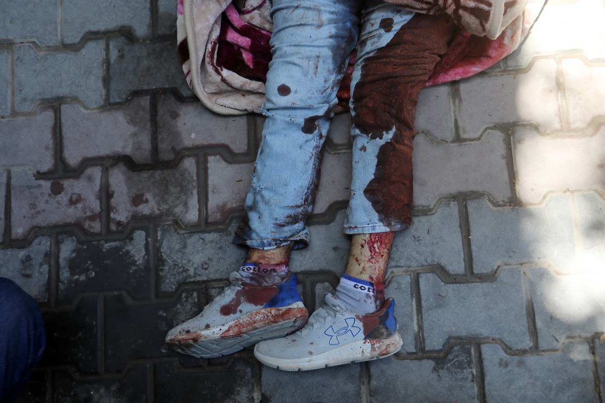 غزة: فلسطينيون يشيعون جثامين عدد من رجال الشرطة الذين قضوا في غارة إسرائيلية استهدفت منطقة التوام شمال قطاع غزة، وذلك داخل مستشفى الشفاء، بتاريخ 23 مايو/أيار 2026.تصوير : بلال أسامة