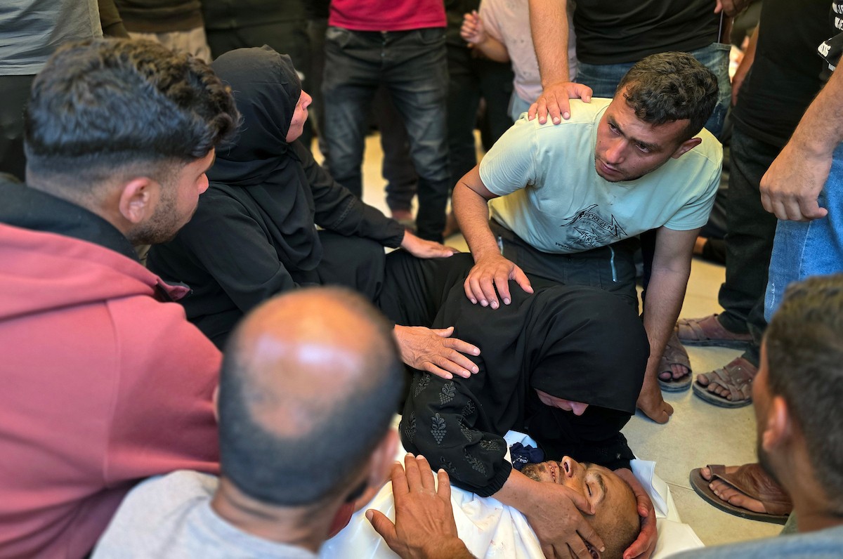 فلسطينيون ينعون جثمان الشهيد رأفت بريكة، 42 عامًا، الذي استشهد بنيران الجيش الإسرائيلي أثناء رعيه الأغنام قرب “الخط الأصفر” جنوب قطاع غزة، في 22 أيار/مايو 2026. تصوير: طارق محمد.