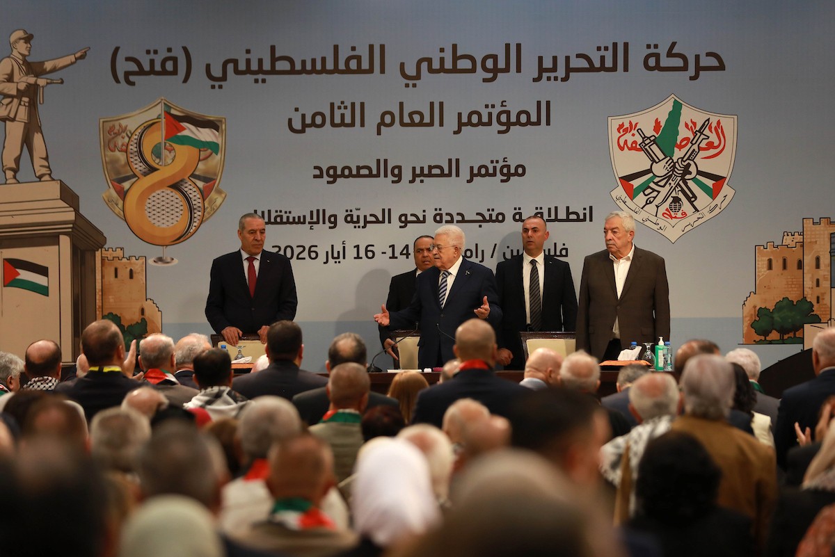 حضر الرئيس الفلسطيني محمود عباس المؤتمر العام الثامن لحركة فتح في رام الله، في 14 مايو/أيار 2026. وقد تمت الموافقة على مشاركة أكثر من 2500 عضو، كما أُعلن عن آلية اتصال مباشر لضمان مشاركة واسعة من الضفة الغربية وقطاع غزة ولبنان ومصر. (صورة: أيمن أمين)