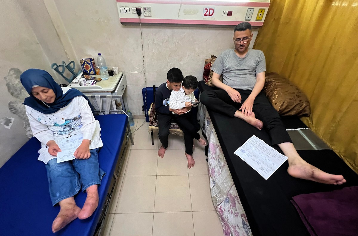 أفراد من عائلة الفلسطيني ياسر عماد ديب يتلقون العلاج في مستشفى شهداء الأقصى بدير البلح وسط قطاع غزة، في 12 مايو/أيار 2026، بعد نحو عام على إصابتهم في هجوم إسرائيلي قرب خيمتهم غرب المدينة، ما تسبب بحروق وبتر أطراف وإعاقات دائمة. تصوير: يوسف أبو وطفة