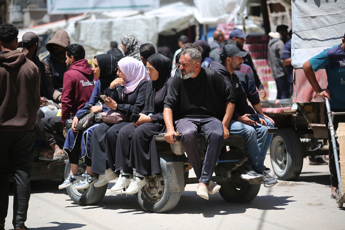 في العاشر من مايو/أيار 2026، وقف فلسطينيون على جانب أحد شوارع مخيم النصيرات للاجئين وسط قطاع غزة، بانتظار وسيلة نقل تقلّهم إلى وجهاتهم، في مشهد يومي يلخّص جانبًا من معاناة السكان تحت وطأة أزمة الوقود وارتفاع تكاليف المواصلات.(الصورة: حسن الجديدي)