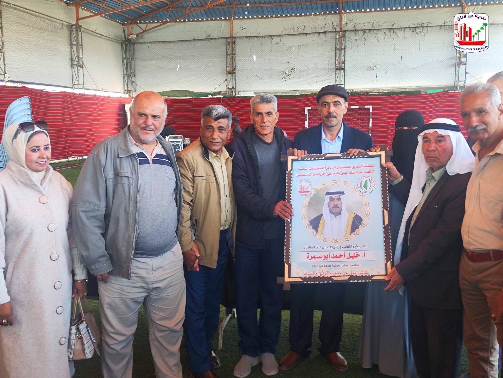على هامش مراسم تسليم المجلس البلدي المنتخب لإدارة البلدية رئيس البلدية خليل أبو سمرة يتلقى التهاني من المشاركين....jpg