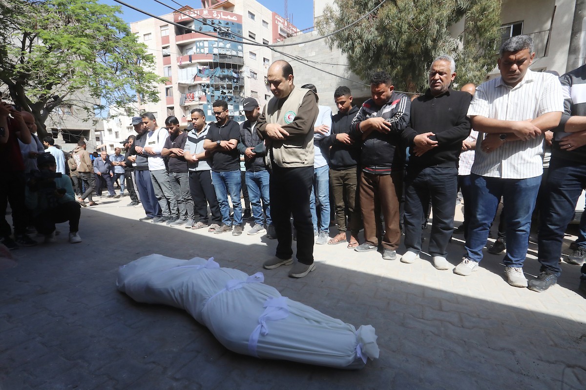 مشيعون يؤدون صلاة الجنازة على فلسطينيين استشهدوا في غارة إسرائيلية، وفق مسعفين، داخل مستشفى الشفاء بمدينة غزة، يوم السبت 16 مايو/أيار 2026. تصوير: بلال أسامة