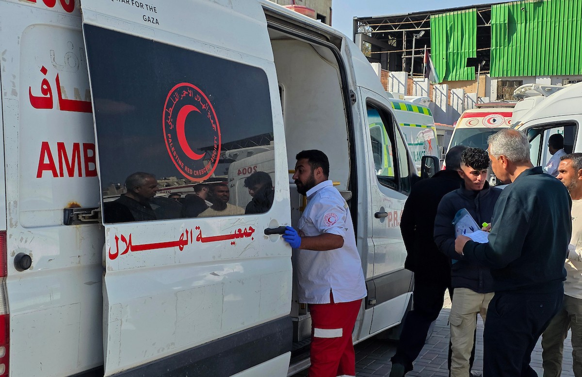 يغادر مرضى وجرحى فلسطينيون، برفقة عائلاتهم، مركزًا تابعًا للهلال الأحمر الفلسطيني في خان يونس، جنوب قطاع غزة، متجهين نحو معبر رفح في 30 أبريل/نيسان 2026.(طارق محمد)