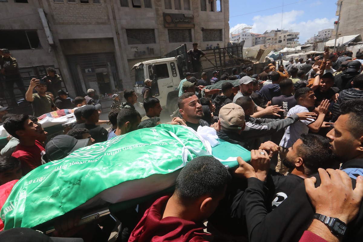 مشيعون يحملون جثمان قائد الجناح العسكري لحركة حماس، عز الدين الحداد، خلال جنازته في مدينة غزة، بعد اغتياله في غارة إسرائيلية استهدفته مساء الجمعة. غزة، 16 مايو/أيار 2026. تصوير: بلال أسامة