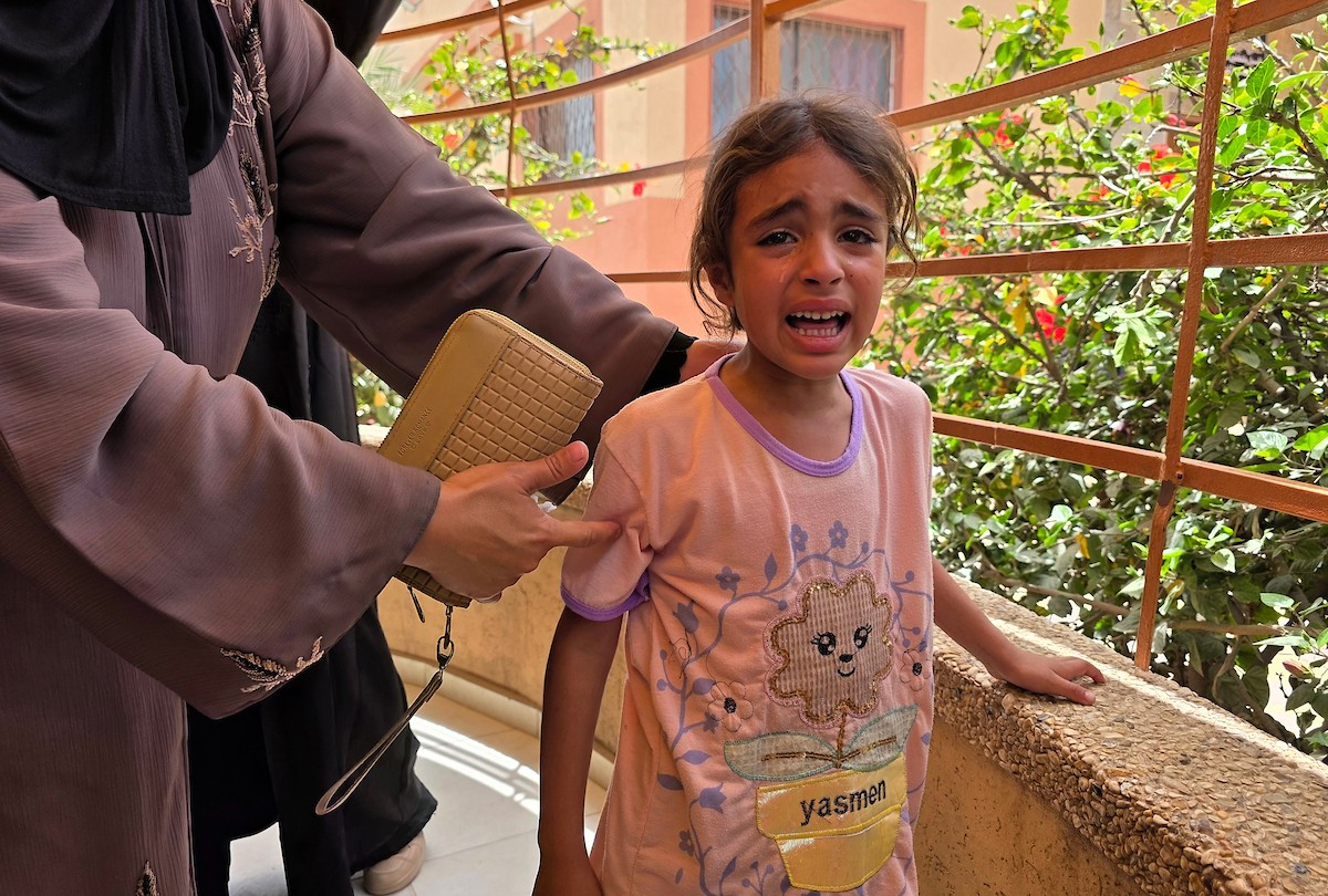 فلسطينيون يودّعون جثمان الشهيد أحمد أبو مصطفى في مجمع ناصر الطبي بخان يونس، بعد استشهاده في غارة إسرائيلية على وسط المدينة، 17 أيار/ مايو 2026. تصوير: طارق محمد